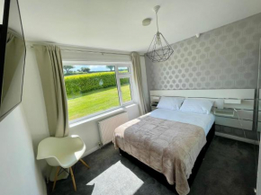 Cheerful 2-bedroom bungalow with free parking